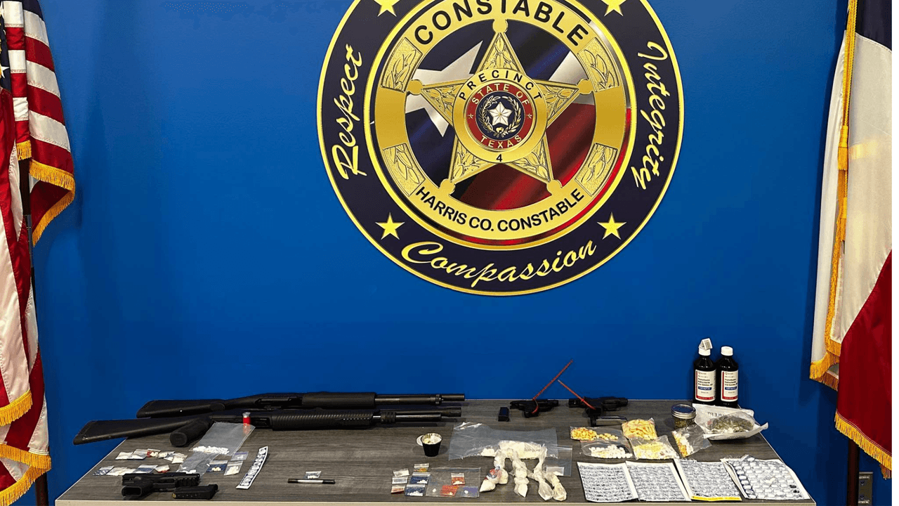 Stephanie James 
<b>fue llevada a la cárcel del condado de Harris</b> y enfrenta cargos por posesión con intención de distribuir y posesión de sustancias controladas.