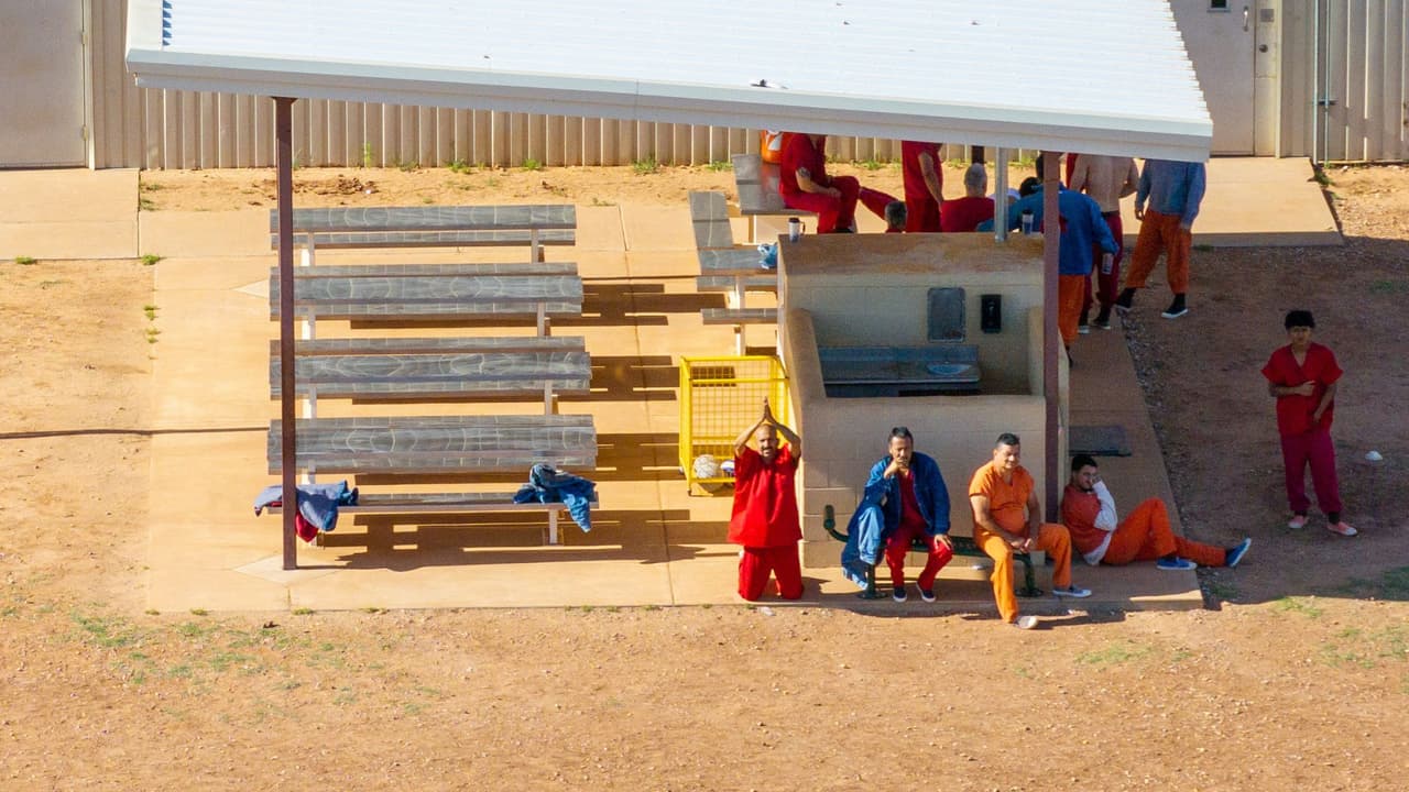 <h3 class="cms-H3-H3">¿Qué responde el gobierno? </h3>
<br>
<a href="https://www.dhs.gov/es" target="_blank">El Departamento de Seguridad Nacional (DHS)</a> pidió a la Corte Suprema
<b>permitir las deportaciones rápidas bajo una ley del siglo XVIII llamada Alien Enemies Act.</b> Esa norma, revivida por la administración Trump,
<b>permite expulsar extranjeros sin audiencia previa si se les considera una amenaza.</b> Pero la Corte bloqueó temporalmente su aplicación, frenando la deportación de este grupo al CECOT, una cárcel de máxima seguridad en El Salvador. Tricia McLaughlin, subsecretaria adjunta del DHS, fue tajante en su declaración: “
<b>Estos hombres no son víctimas</b>. Son miembros de una organización criminal extranjera que viola, mutila y mata por deporte”.