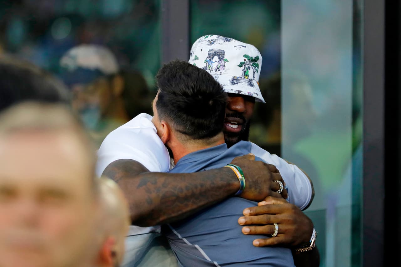 El astro de la NBA se abrazó con el campeón del mundo argentino antes del inicio del partido.