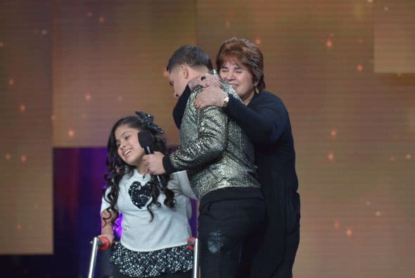 Cuando la hermana de Larry Hernández se negó a abortar un embarazo con complicaciones, el cantante le prometió que nunca estaría sola. Hoy cumple su palabra junto a Lupita, su sobrina, quien sufre de spina bifida. 