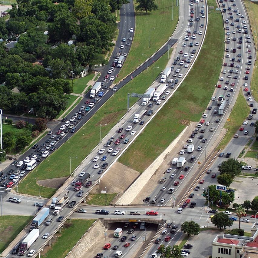 El sistema de transbordadores de carga busca ayudar a disminuir lo altos volúmenes de tráfico de camiones en las autopistas.