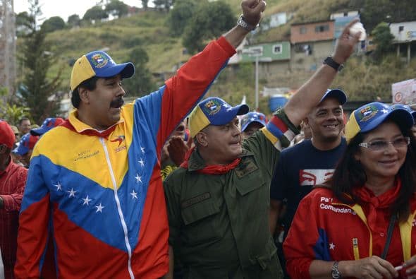 A través de un informe transmitido por la televisión estatal, el vicepresidente de Venezuela, Nicolás Maduro, informó que el mandatario nacional, Hugo Chávez, se está sometiendo a tratamientos "sumamente complejos y duros" en Cuba, donde se encuentra hospitalizado desde que el pasado 11 de diciembre fue operado por cuarta vez del cáncer. Ver toda la información