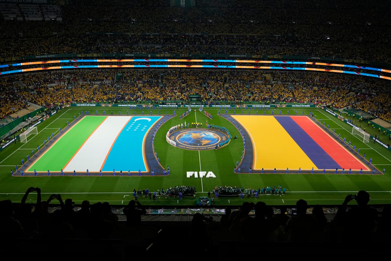 Los equipos de Uzbekistán y Colombia se alinean en el campo para los himnos nacionales durante la presentación de los equipos antes del partido de fútbol del Grupo K de la Copa Mundial entre Uzbekistán y Colombia en la Ciudad de México.
