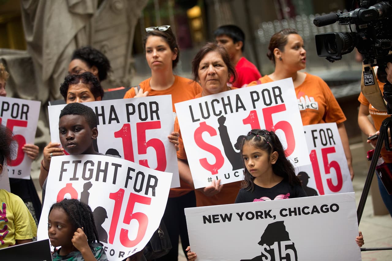 Celebran nuevo salario mínimo en Chicago pero mantienen reclamo de 15 dólares