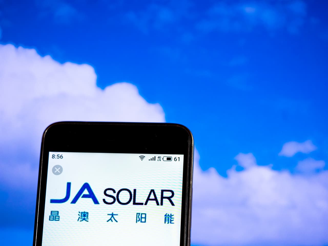 <b>JA Solar Technology, fundada por Jin Baofang (China)</b>.
<br>
<br>Patrimonio neto: 4,500 millones de dólares.
<br>
<br>Riqueza “verde”: 4,500 millones de dólares.
<br>
<br>Es uno de los fabricantes más grandes de componentes de paneles solares. Vende sus productos a más de 135 países.
<br>