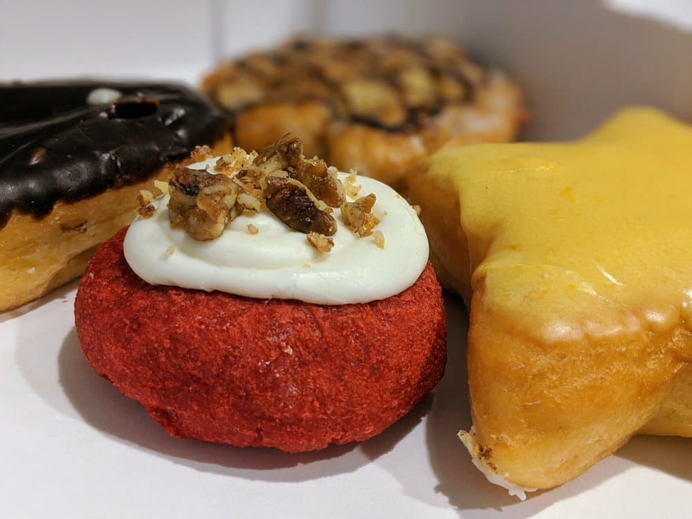 <b>Sublime Doughnuts </b>
<br>Dirección: 535 10th St NW Atlanta, GA 30318
<br>Teléfono: (404) 897-1801
<br>Sitio web: 
<a href="http://www.sublimedoughnuts.com/">http://www.sublimedoughnuts.com/</a> 
<br>
<b><a href="https://www.yelp.com/map/sublime-doughnuts-atlanta">Cómo llegar</a></b>
<br>
<br>Se caracterizan por servir “donas gourmet y café prensado francés”, según sus propietarios.