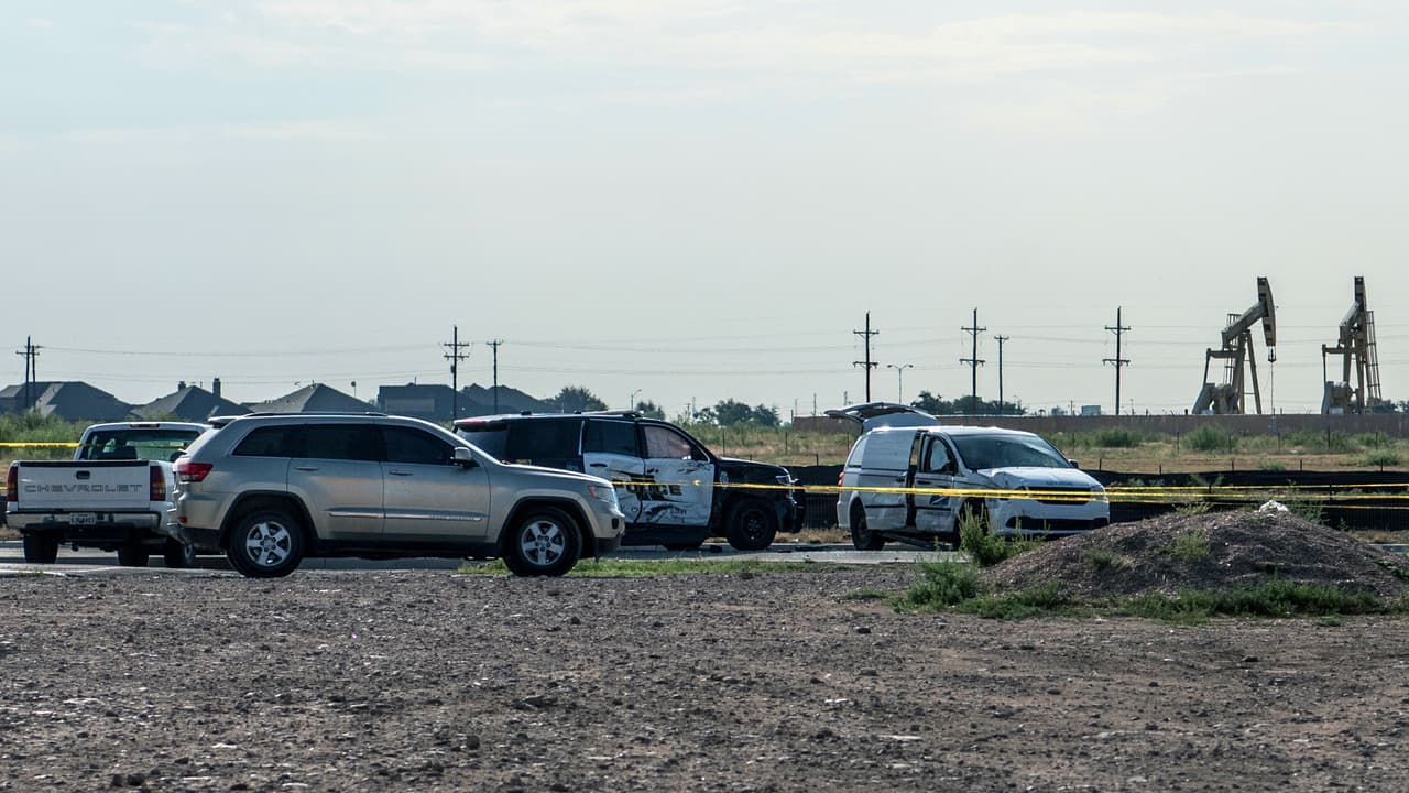 Siete personas murieron y una veintena resultaron heridas en un
<a href="https://www.univision.com/local/houston-kxln/tiroteo-en-midland-odessa-texas-deja-al-menos-cinco-muertos-y-una-veintena-de-heridos-segun-autoridades">tiroteo ocurrido el 31 de agosto</a> en las inmediaciones de la ciudad de Odessa, al oeste de Texas. El pistolero abrió fuego de forma indiscriminada con un rifle desde su auto mientras transitaba por una carretera. Luego terminó estrellado en una zanja, huyó a pie y secuestró una furgoneta del Servicio Postal de Estados Unidos. La conductora de este vehículo fue una de las víctimas mortales de la masacre. El sujeto fue abatido por la policía en las afueras de un cinema local.