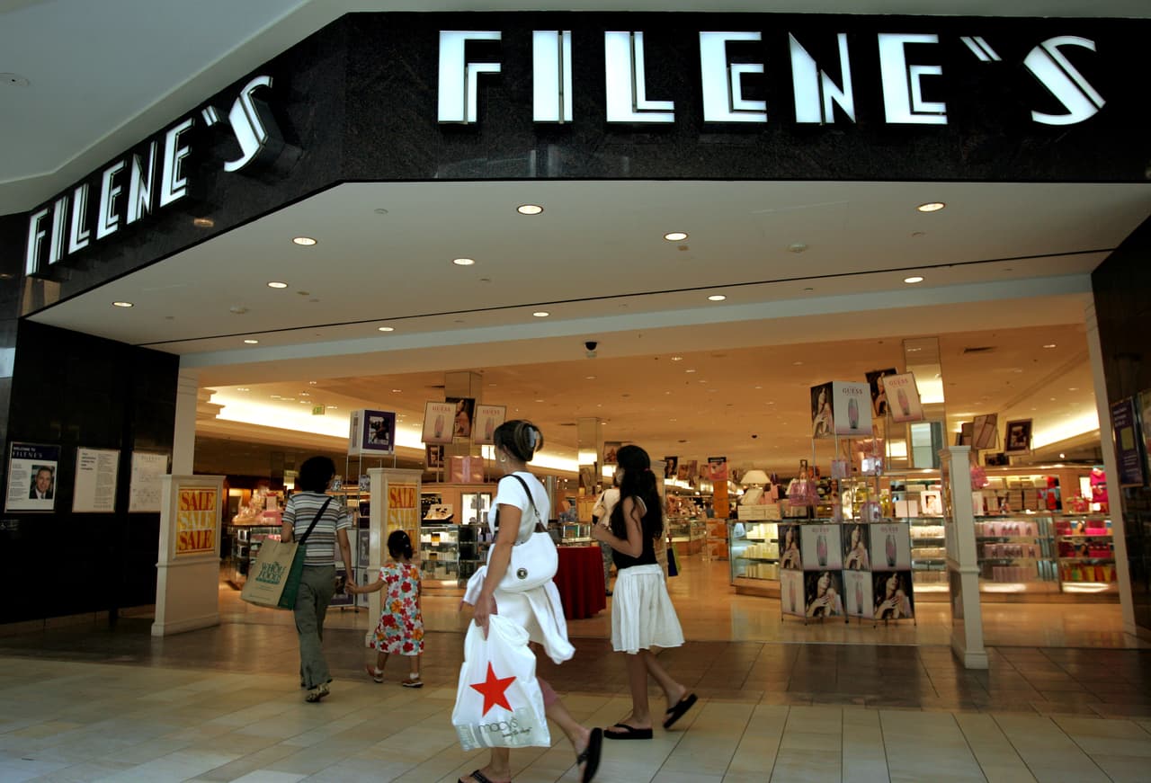 <b>Filene's department store</b> en el 2005 anunció que algunas de sus tiendas se convertirían en Macy's y más adelante en el 2009 se declaró en bancarrota cerrando todas las que quedaban.