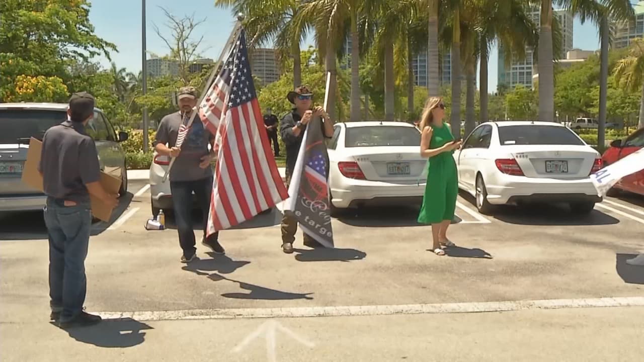 Grupo de residentes protesta en Miami para que reabran la economía en medio de crisis del coronavirus