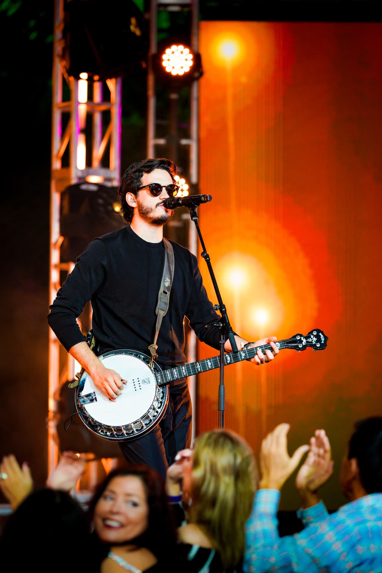 El grupo colombiano 
<b>Morat</b> también fue parte de la antesala musical de Premio Lo Nuestro 2020. Sus integrantes Juan Pablo Isaza, Juan Pablo Villamil y los hermanos Simón y Martín Vargas dieron muestra de su talento ante la audiencia que se dio cita afuera de la arena. 
<br>