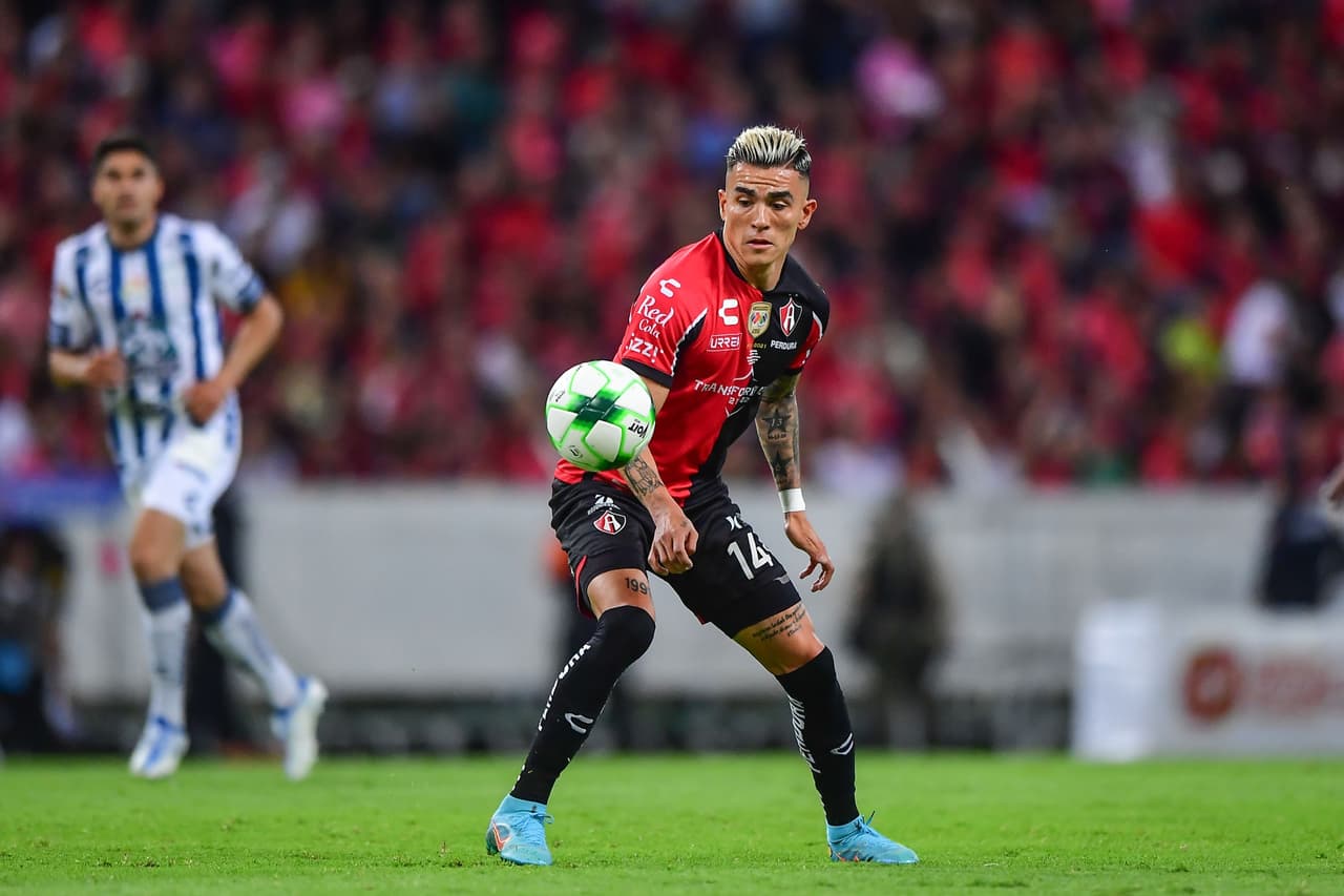 Luego de media hora sin emociones, Luis Reyes despertó al Jalisco al abrir a la banda y rematar el centro con la frente para el 1-0 de Atlas.