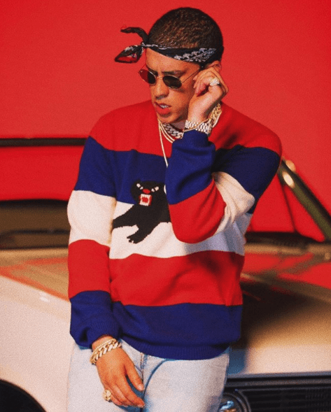 A finales de agosto de 2017, a través de sus redes sociales, este cantante de trap fue cuestionado acerca de su orientación sexual luego de que fue sorprendido haciéndose un colorido manicure.