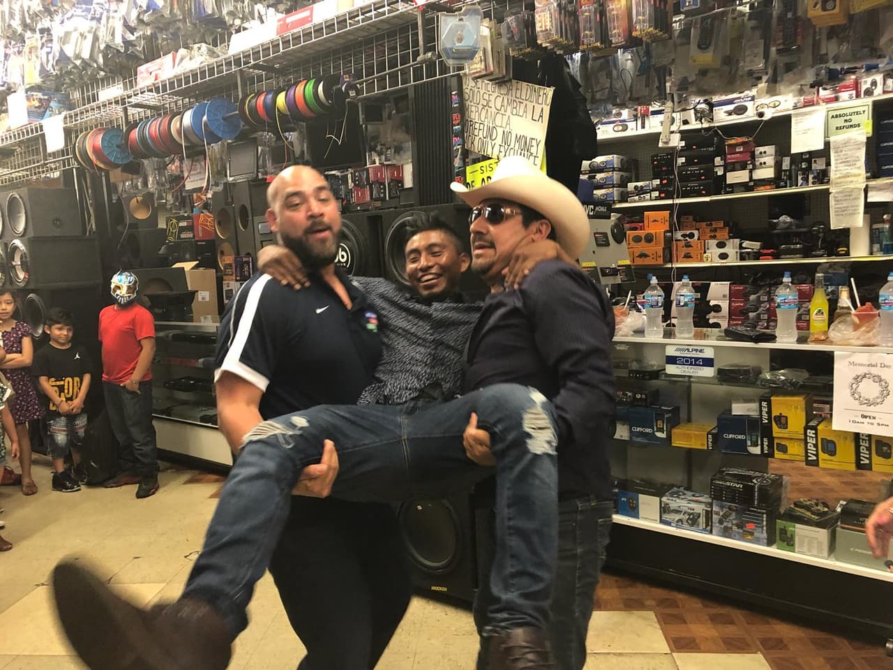 El Pelón y El Feo lo hicieron sentirse como el rey de la fiesta.