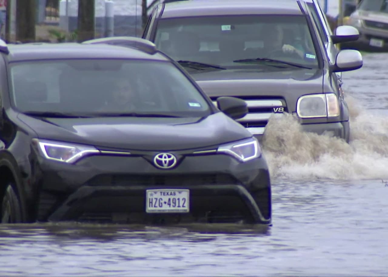 Acumulación de agua cerca a la intersección de la carretera 59 y West Bellfort.