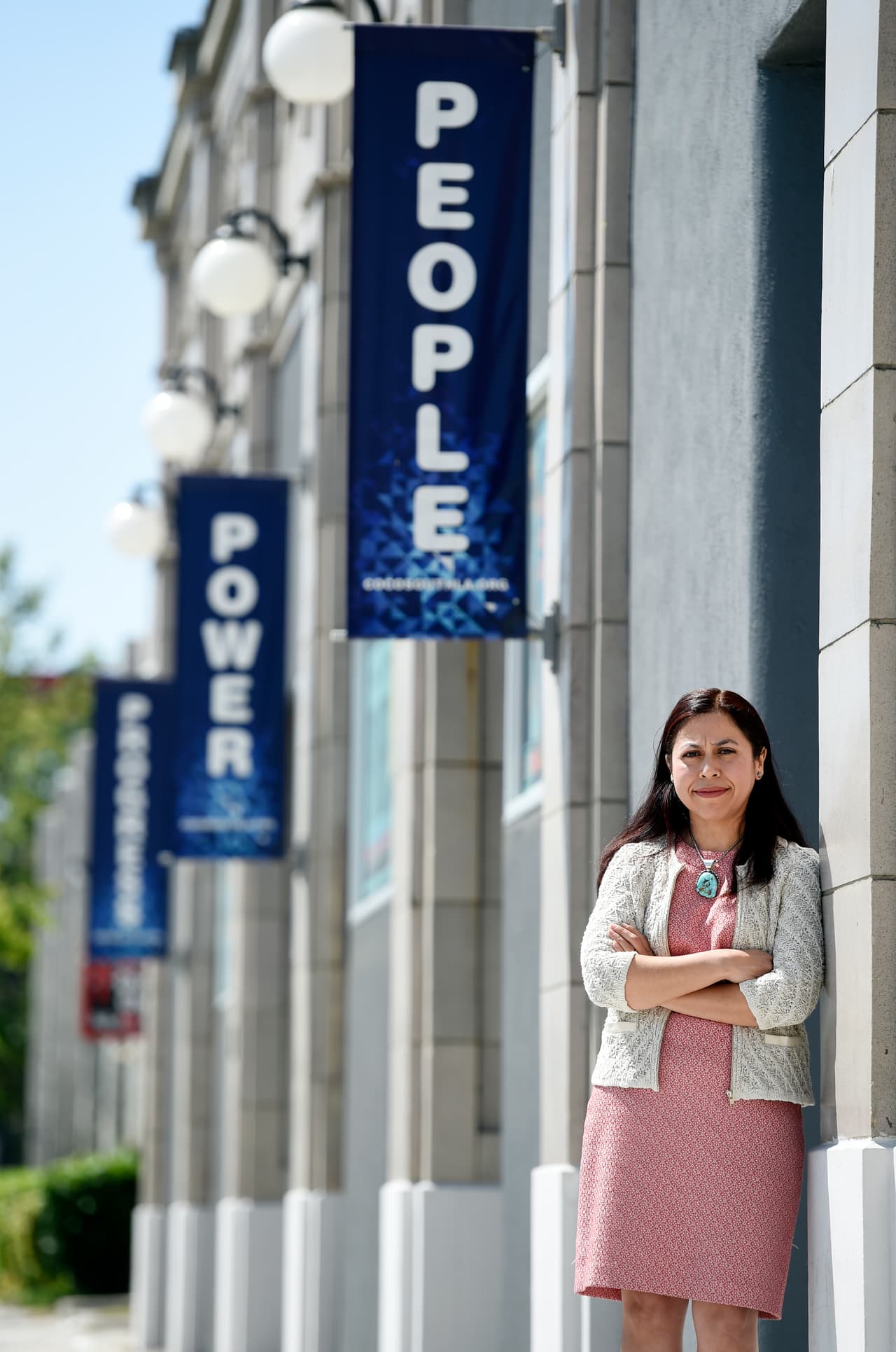 El 30 de abril, el segundo día de los disturbios, las autoridades ordenaron la suspensión del transporte público y Montes Rodríguez tuvo que recorrer tres millas a pie entre los incendios y el caos que se vivía en la urbe.