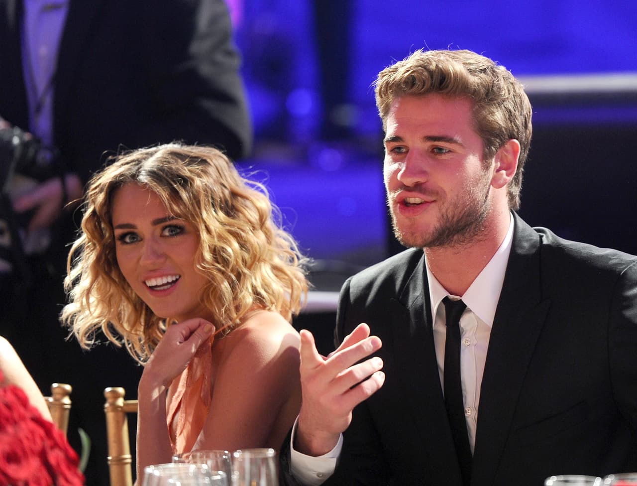 Liam y Miley se conocieron hace 10 años cuando ambos estaban en el rodaje de la película
<b><a href="https://www.youtube.com/watch?v=vZH0Nf4KLBo" target="_blank">'The Last Song'</a></b>. Por aquella época, Cyrus gozaba de la fama de su
<b><a href="https://www.univision.com/famosos/miley-cyrus-resucita-a-hannah-montana-8-anos-despues-del-fin-de-la-serie-video" target="_blank">personaje 'Hannah Montana'. </a></b>
<br>