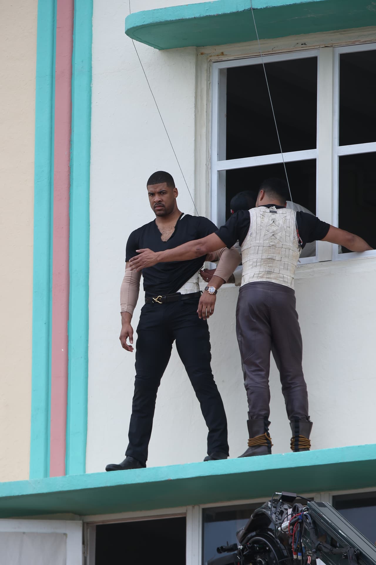 Sin embargo, el que lucía concentrado y nervioso era su doble que estaba a punto de ser lanzado al vacío desde la ventana de un hotel.