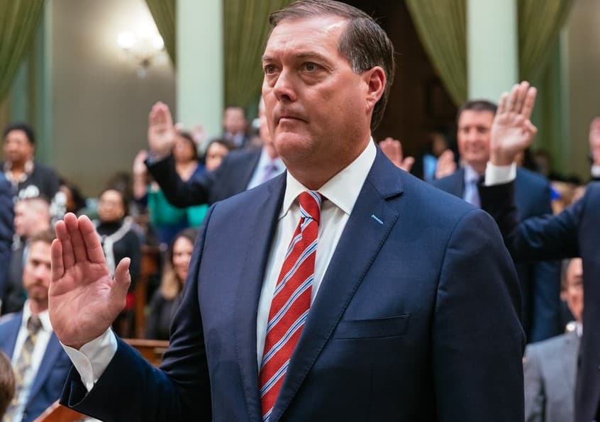 Acusan al asambleísta republicano Bill Brough de violar a una asistente legislativa 