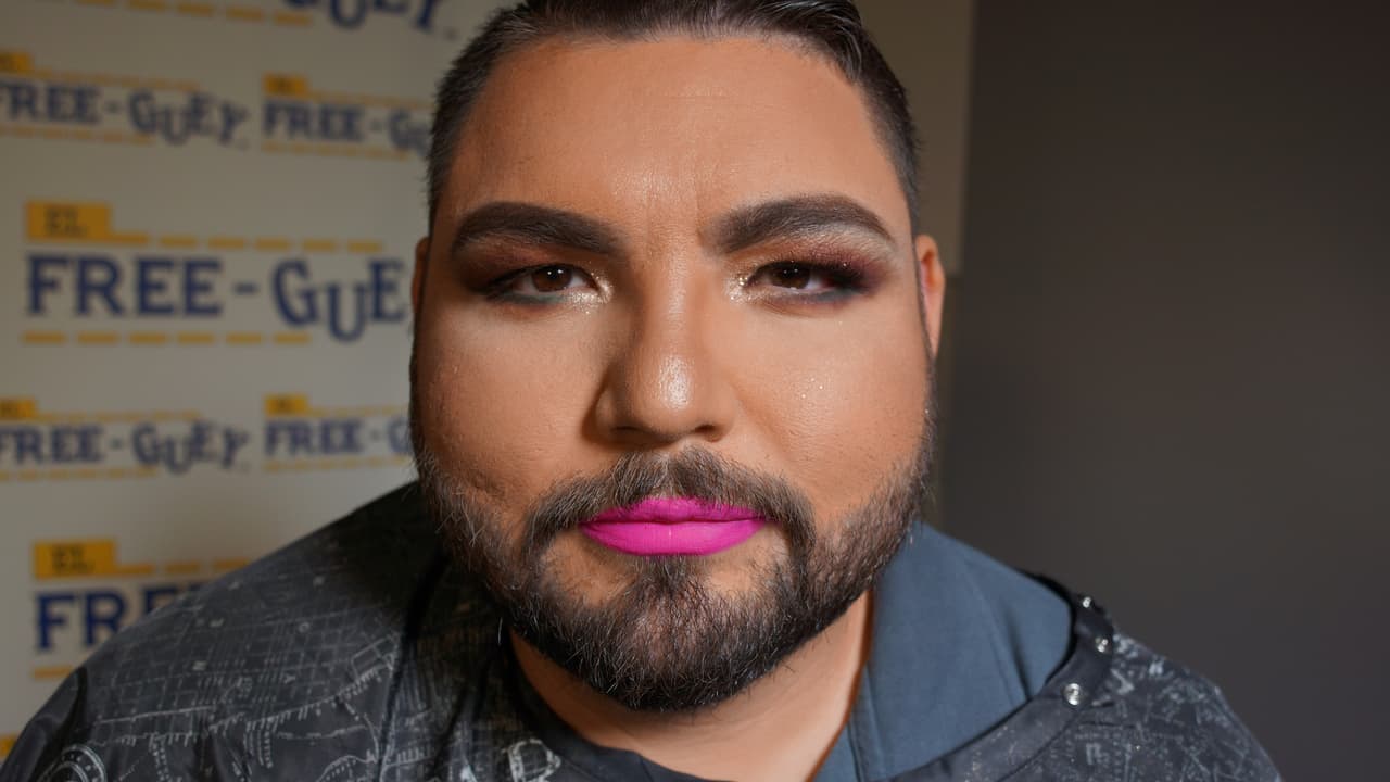 El Tambochi pago la apuesta contra El Compa Ivan cambiando de 'look' por un día.