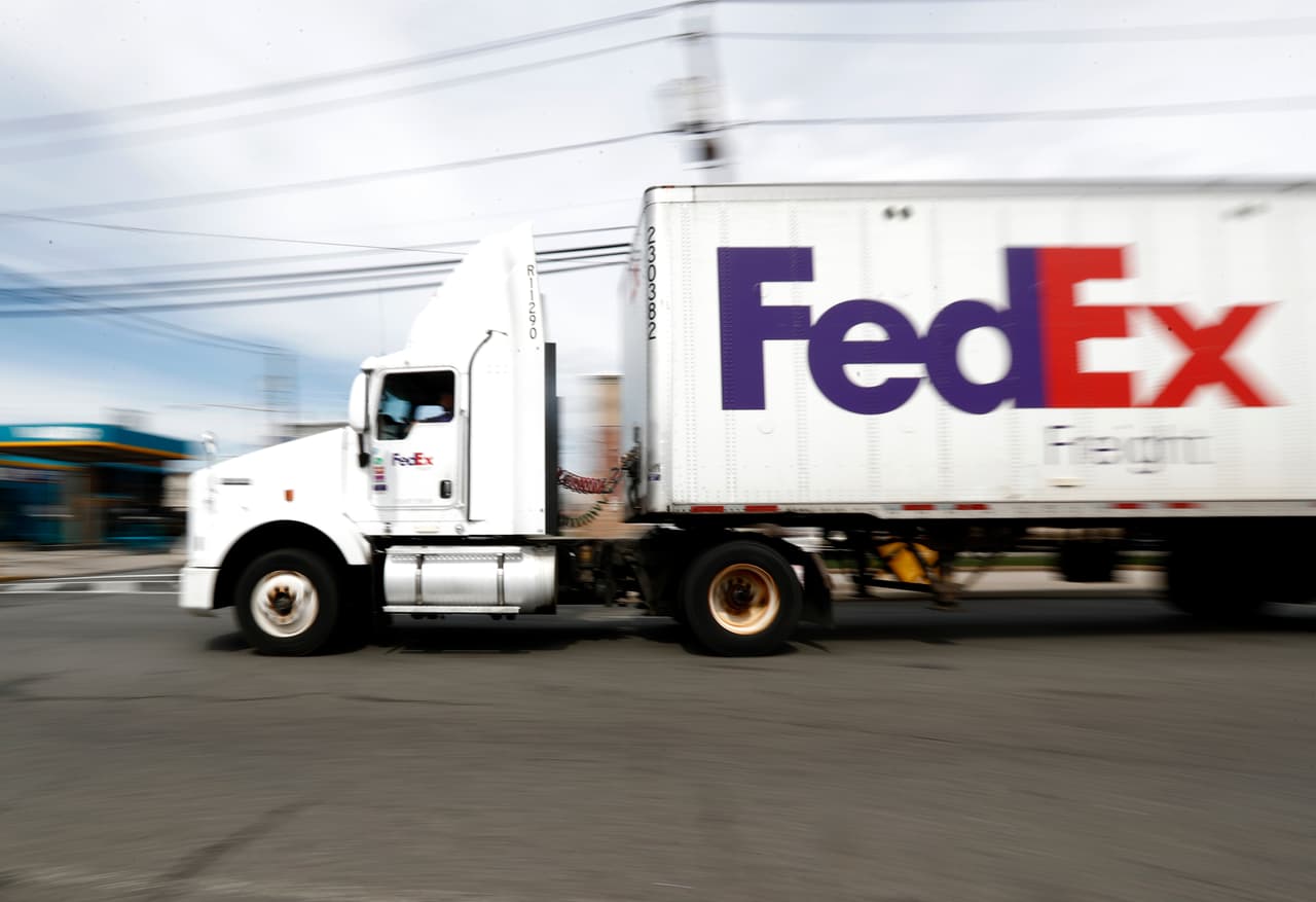 Un conductor de FedEx responde con un puño a una agresión racista y la fiscalía asegura que actuó en "defensa propia"