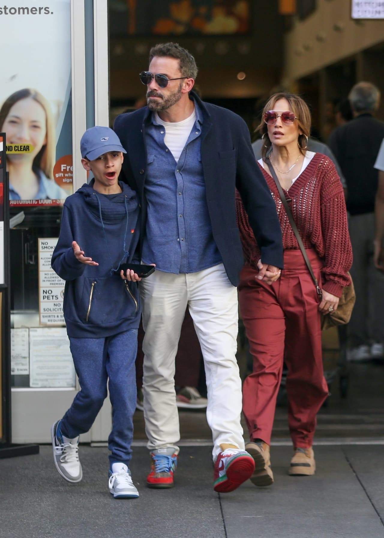 ‘Max’, por su parte, llevaba puesta una sudadera, un pantalón de mezclilla y una gorra, todos en color azul. 
<br>