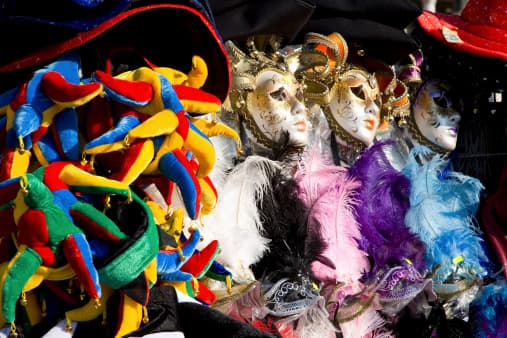 La vestimenta formal, las máscaras y los abalorios marcaron la pauta y los invitados bailaron con música en vivo.