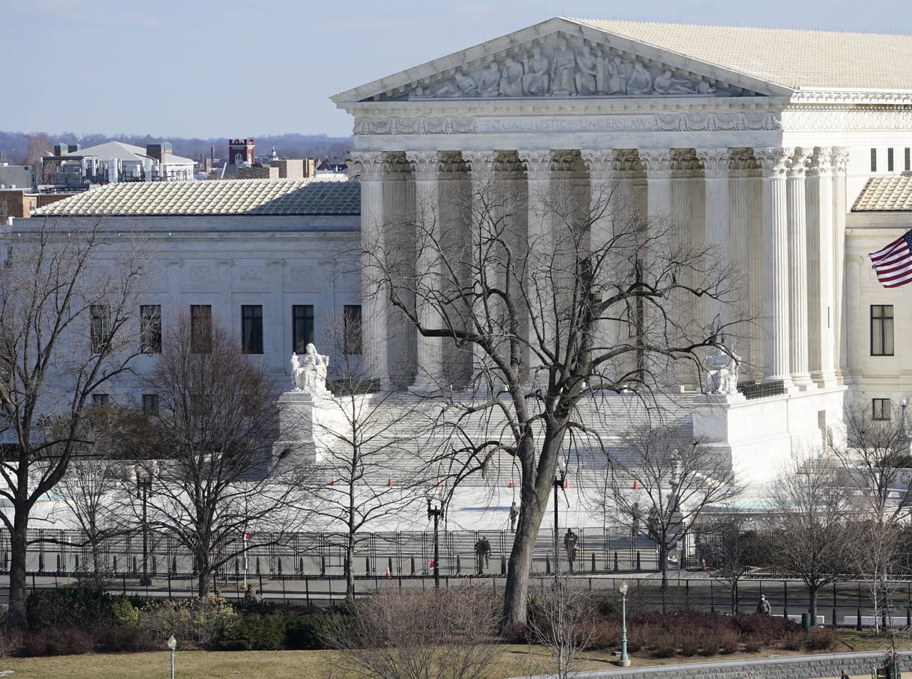 Corte Suprema otorga una victoria parcial a iglesias de California para realizar actividades en interiores