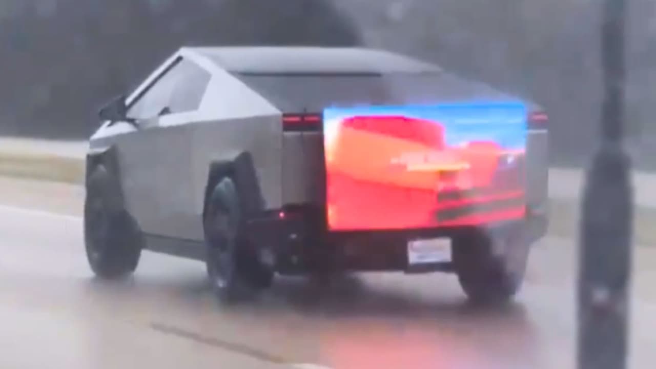 Una camioneta eléctrica de Tesla recorre las carreteras en el norte de Texas con una pantalla LED adaptada a su parachoques trasero.