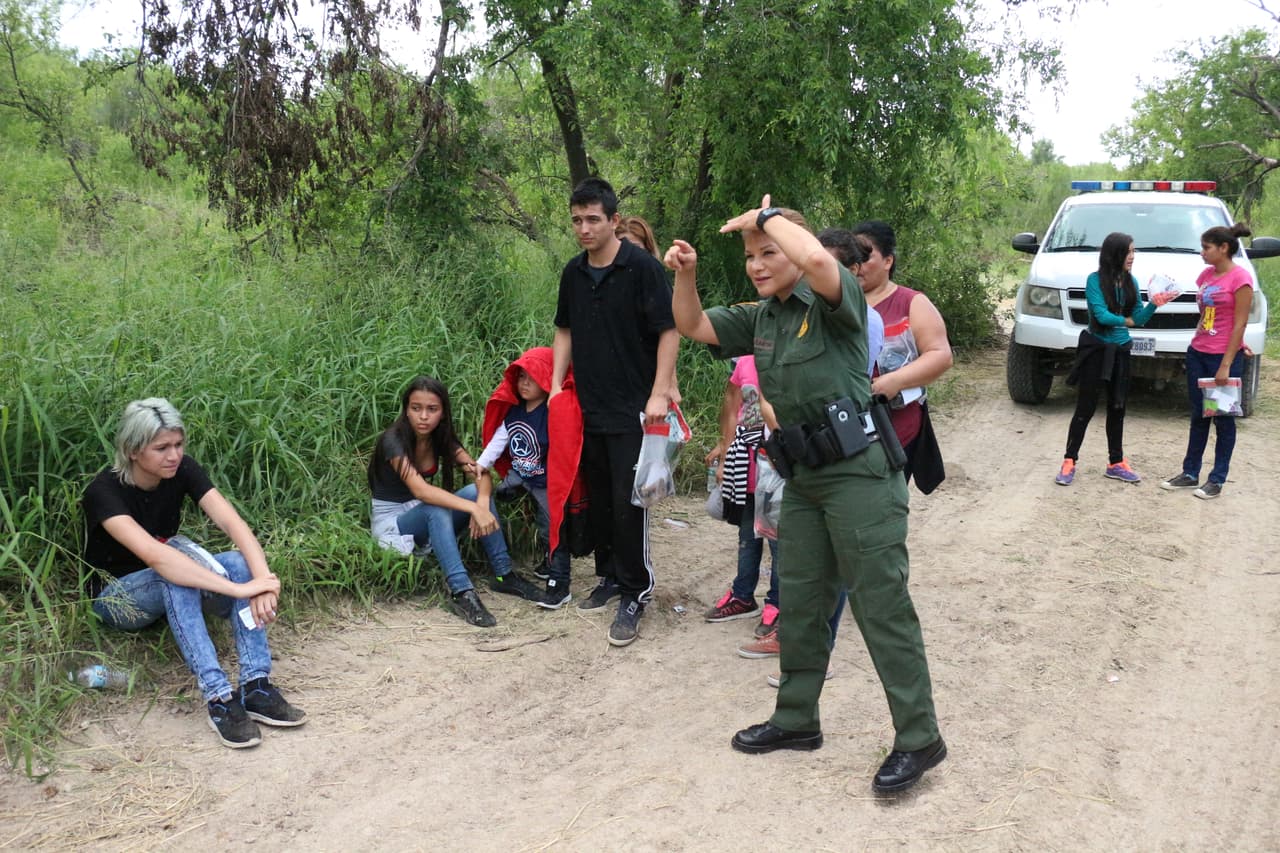 Miles de centroamericanos están enviando a sus hijos solos o viajando familias enteras para entregarse a las autoridades después de cruzar el río, porque ya saben que finalmente saldrán en libertad. La ley de Protección de Víctimas de Tráfico de Personas en EEUU no permite que menores migrantes solos sean deportados de inmediato.