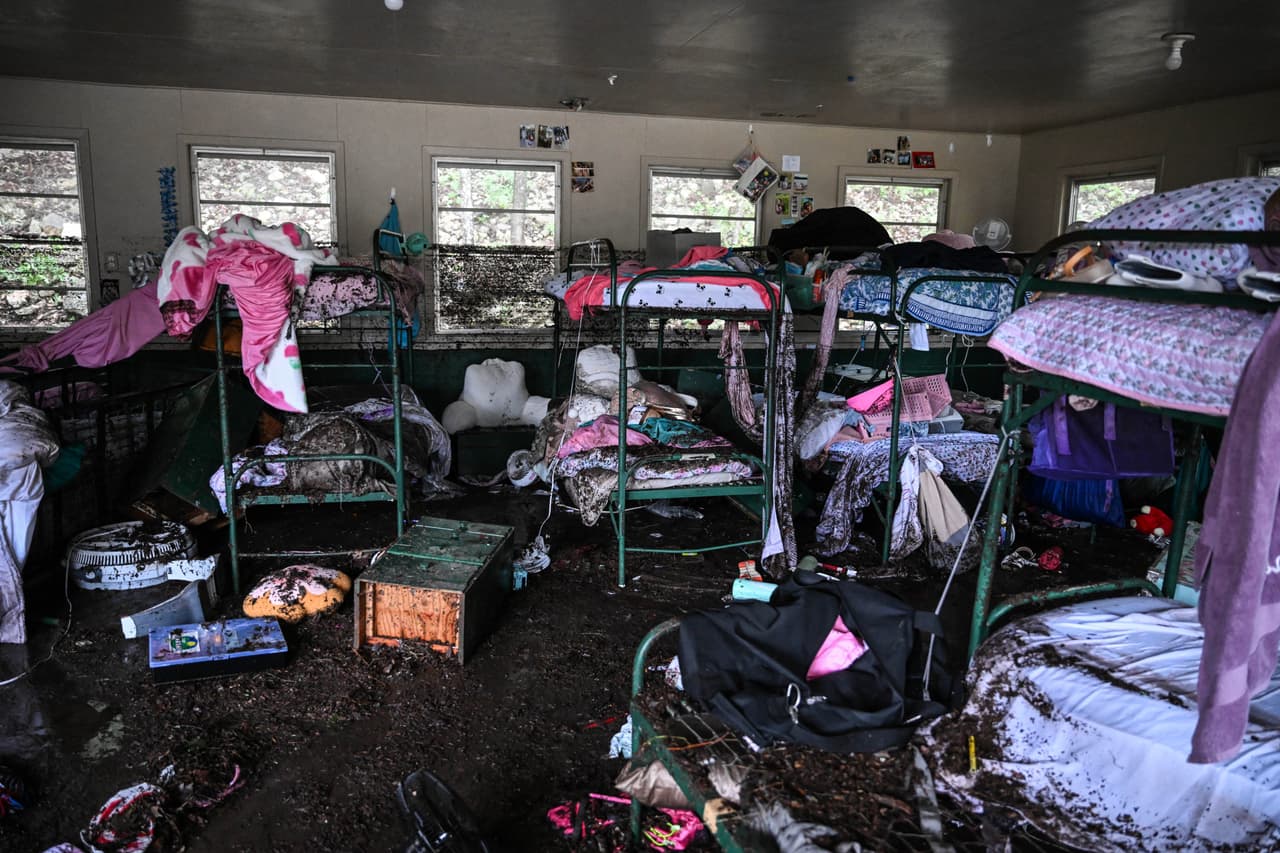 Imágenes de dentro de Camp Mystic, un campamento que acoge a miles de niños cada año. De allí desaparecieron al menos 20 niñas. 
<br>
<br>En la foto, una de las cabañas del campamento.