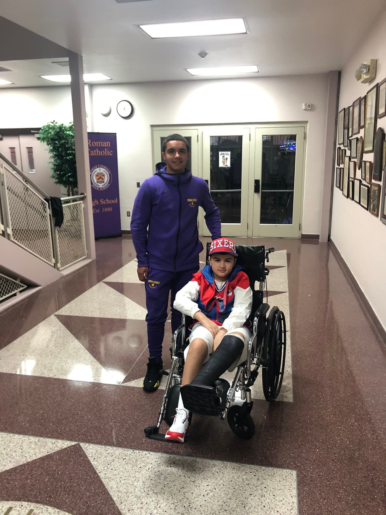 Ángel Ortero es estudiante de tercer año en Roman Catholic High School en Filadelfia. Sonny, quien es su vecino, también sufrió una fractura en su pierna.