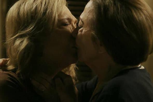 Desde el primer capítulo, la telenovela 'Babilonia' desató polémica en Brasil cuando mostró a dos mujeres de 85 años besándose en la boca.
