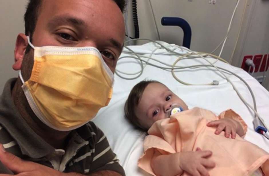 "Mi pobre gordito está enfermo y tiene bronquitis, pero pronto, si Dios quiere, regresamos a casa", escribió el actor en Instagram junto a esta foto en la que informó a sus seguidores sobre el padecimiento de su hijo.