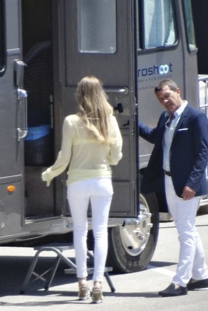 Los paparazzi captaron al actor de paseo con su novia en Barcelona.