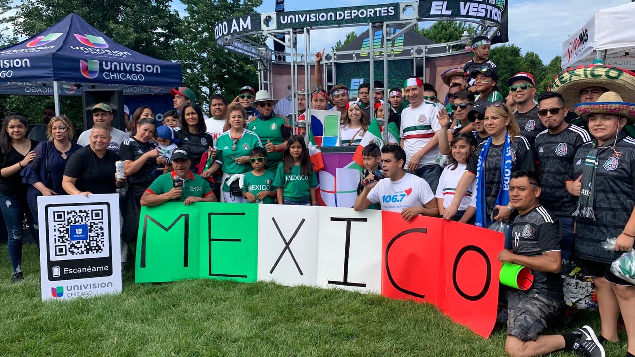 Personalidades de Univision Chicago acompañan a los aficionados listos para ver la gran final.