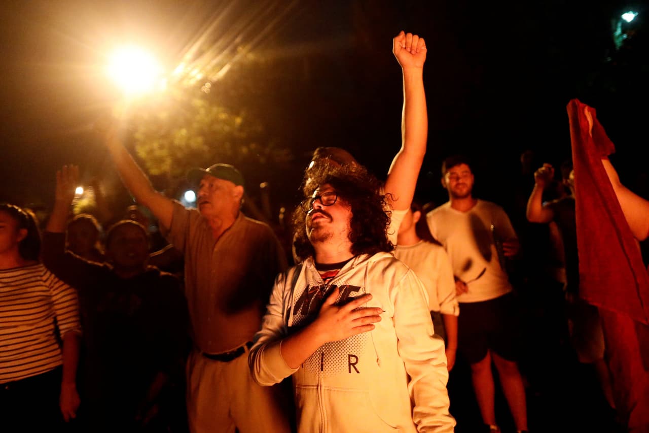 La noche de este domingo, los partidarios del opositor Nasralla continuaron las protestas en las calles de Tegucigalpa.