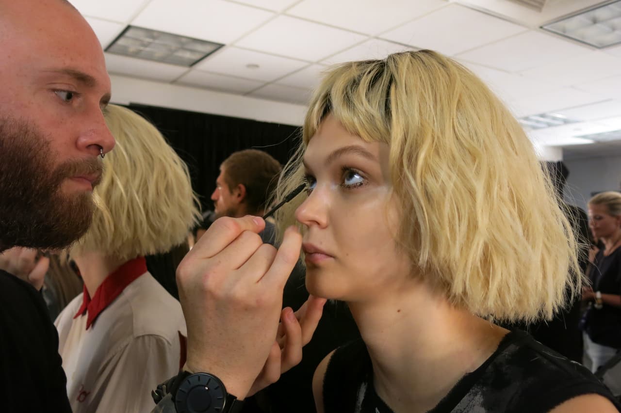 Las pestañas se rizaron y luego se les aplicó máscara. Les dieron un efecto imperfecto, pues tienen grumos y algunas manchas en el párpado inferior.
<br>