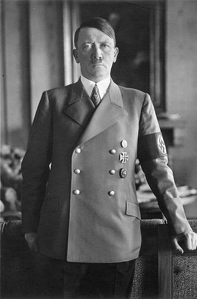 ADOLF HITLER.- Militar y político alemán que estableció un régimen social y de ataque contra los judíos. Tuvo causa directa en el desarrollo de la Segunda Guerra Mundial y en el desarrollo del Holocausto, donde fueron asesinados miles de judíos en diversos campos de concentración regados por toda Alemania.