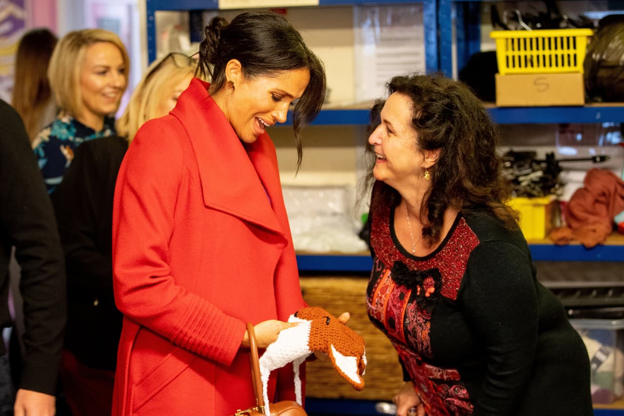 Sin embargo, tuvimos más información cuando en enero de 2019 un fan en Birkenhead le preguntó específicamente a Meghan para cuando esperaba a su bebé. A lo que ella contestó que en “algún momento entre 
<a href="https://twitter.com/emynash/status/1084782642879451137?ref_src=twsrc%5Etfw%7Ctwcamp%5Etweetembed%7Ctwterm%5E1084782642879451137&ref_url=https%3A%2F%2Fwww.cosmopolitan.com%2Fentertainment%2Fa26376637%2Fmeghan-markle-due-date%2F" target="_blank">finales de abril</a> y principios de mayo”.