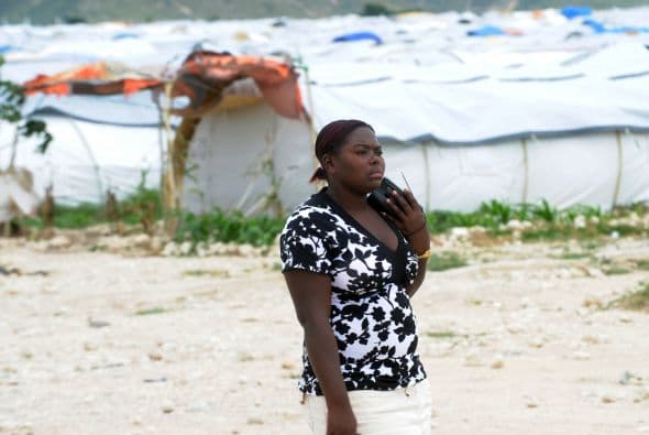 "Nos salimos por la inundación y sólo esperamos que pase la tormenta. No hay nada que podamos hacer", dijo Johnny Joseph, de 20 años.