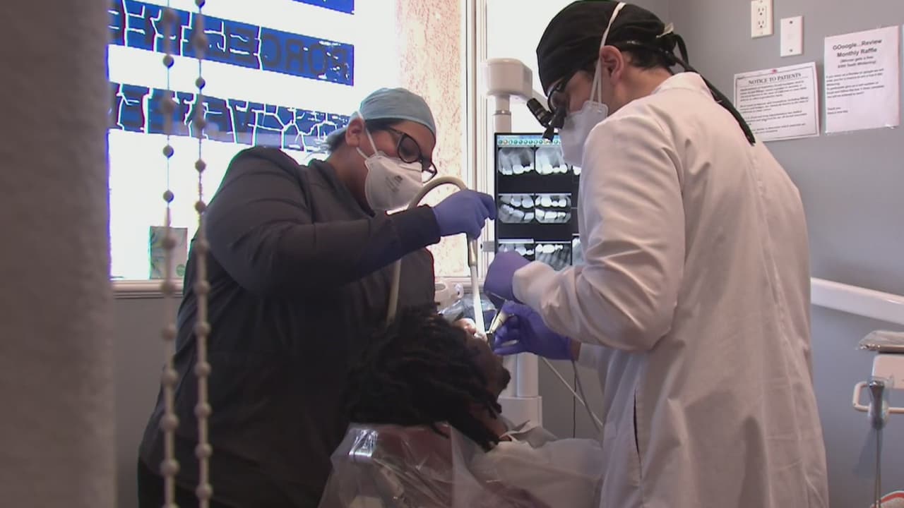 Una ley estatal de 2017 permitiría que estos especialistas puedan administrar vacunas contra la influenza y, en este caso, contra el coronavirus si reciben un entrenamiento de 20 horas y aprueban un examen. Según la Asociación Médica Americana, es más probable que una persona cancele su cita con el doctor, que con su oculista o dentista, por lo que ellos serían claves para que la vacuna llegue a todos.