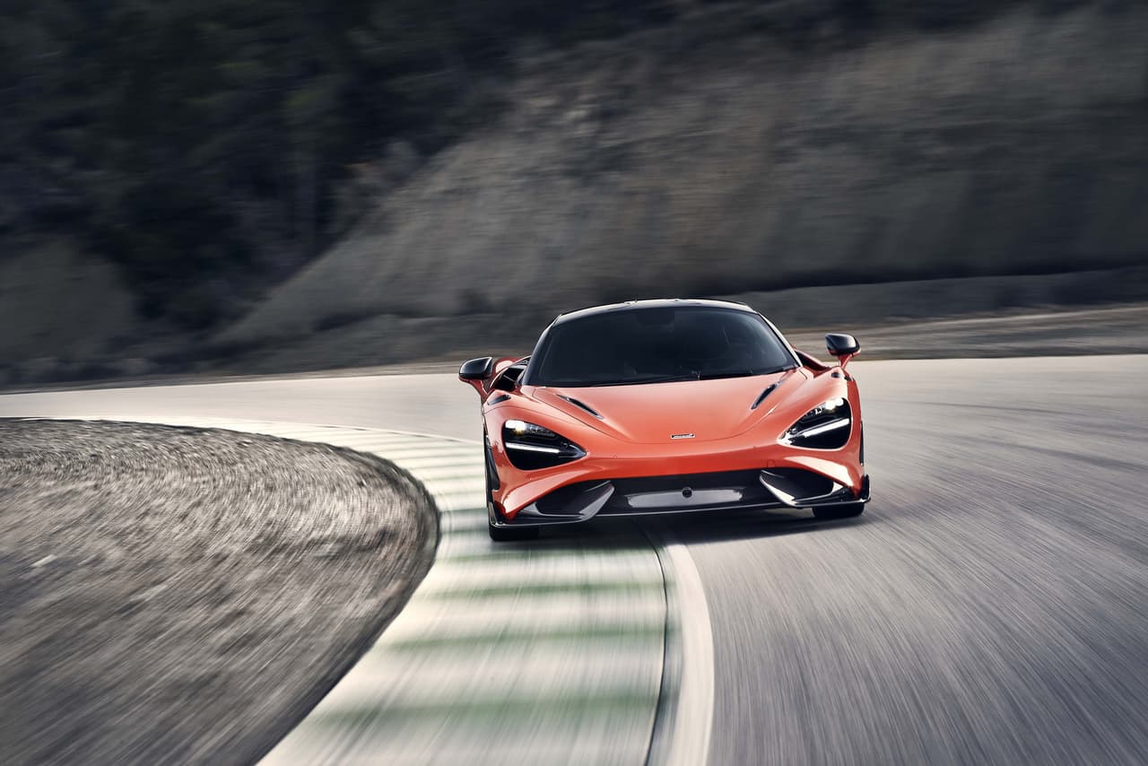 Su sistema de suspensión fue diseñado tomando en cuenta las lecciones aprendidas por los ingenieros a través del 
<u><b><a href="https://www.univision.com/carros/el-mclaren-senna-es-el-carro-callejero-mas-extremo-en-la-historia-de-la-marca-fotos">McLaren Senna</a></b></u> y el 
<u><b><a href="https://www.univision.com/noticias/superautos/mclaren-speedtail-el-carro-mas-rapido-que-el-dinero-puede-comprar-fotos">McLaren Speedtail</a></b></u> para que su algoritmo sea mucho más preciso.