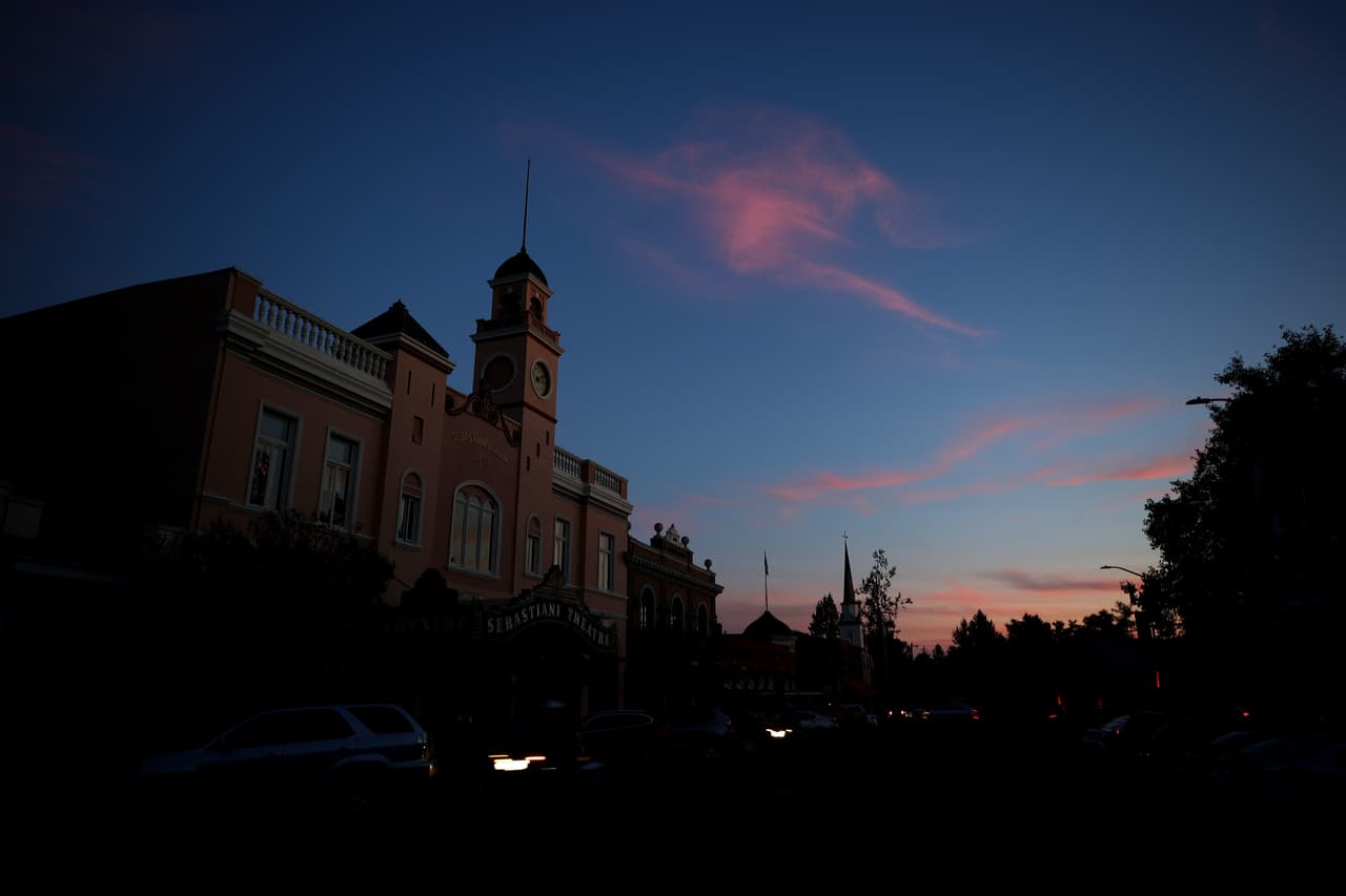 Los clientes también pueden ayudar a reducir la cantidad de energía en la red durante una Alerta Flex al inscribirse en el programa SmartAC de PG&E, que enciende y apaga el aire acondicionado cada 15 minutos durante un máximo de seis horas en los días del evento. 
<br>