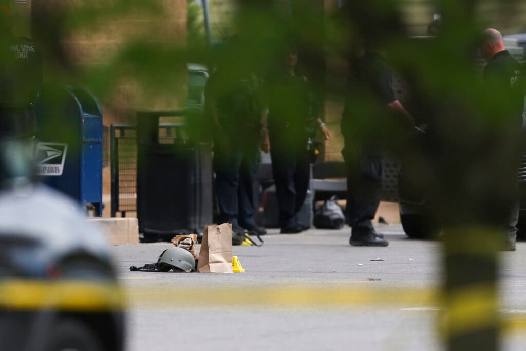 Se encontraron hasta cinco cuerpos en el estacionamiento y se cree que el tirador tenía una cámara, por lo que la policía está investigando si transmitió en vivo desde la escena.
<br>