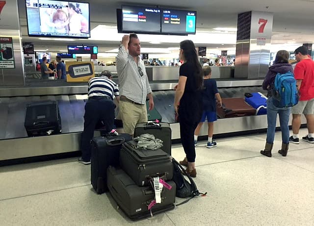 Cientos de viajeros a lo largo de la costa este se han tenido que enfrentar a retrasos de vuelos este sábado debido a problemas técnicos de la Administración Federal de Aviación en Virginia, han dicho autoridades. Aeropuertos como LaGuardia y John F. Kennedy son dos de los afectados por los retrasos.