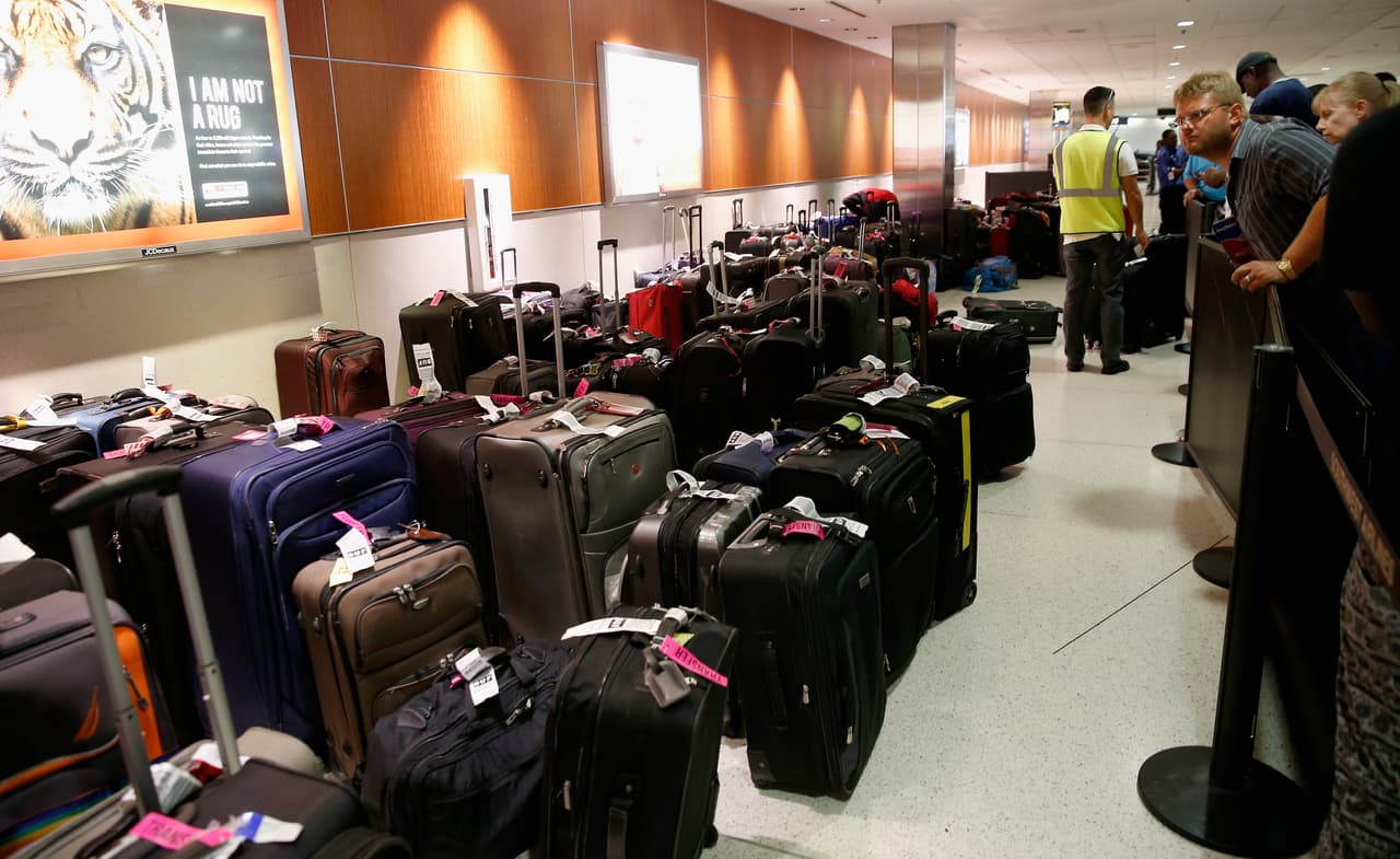 Cientos de viajeros a lo largo de la costa este se han tenido que enfrentar a retrasos de vuelos este sábado debido a problemas técnicos de la Administración Federal de Aviación en Virginia, han dicho autoridades. Aeropuertos como LaGuardia y John F. Kennedy son dos de los afectados por los retrasos.