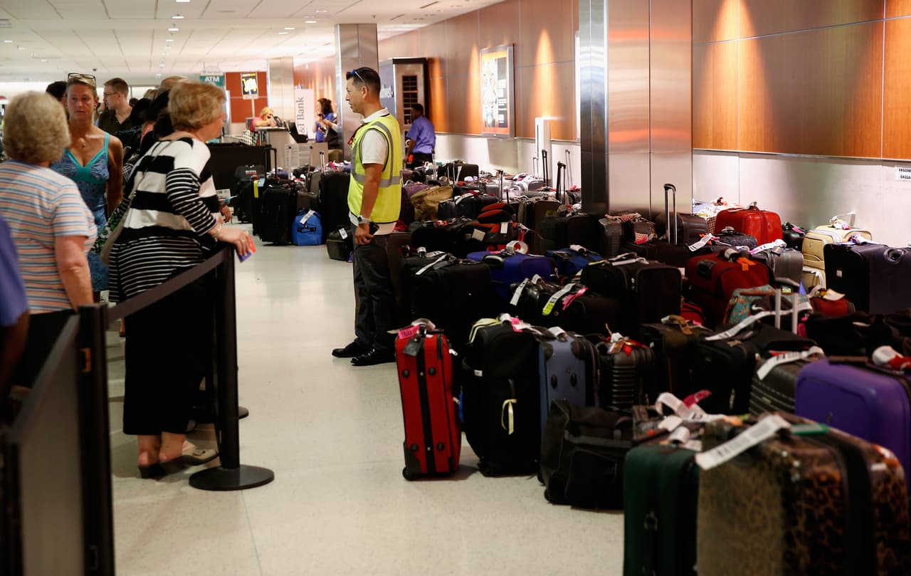 Cientos de viajeros a lo largo de la costa este se han tenido que enfrentar a retrasos de vuelos este sábado debido a problemas técnicos de la Administración Federal de Aviación en Virginia, han dicho autoridades. Aeropuertos como LaGuardia y John F. Kennedy son dos de los afectados por los retrasos.