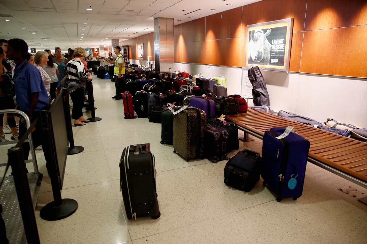 Cientos de viajeros a lo largo de la costa este se han tenido que enfrentar a retrasos de vuelos este sábado debido a problemas técnicos de la Administración Federal de Aviación en Virginia, han dicho autoridades. Aeropuertos como LaGuardia y John F. Kennedy son dos de los afectados por los retrasos.
