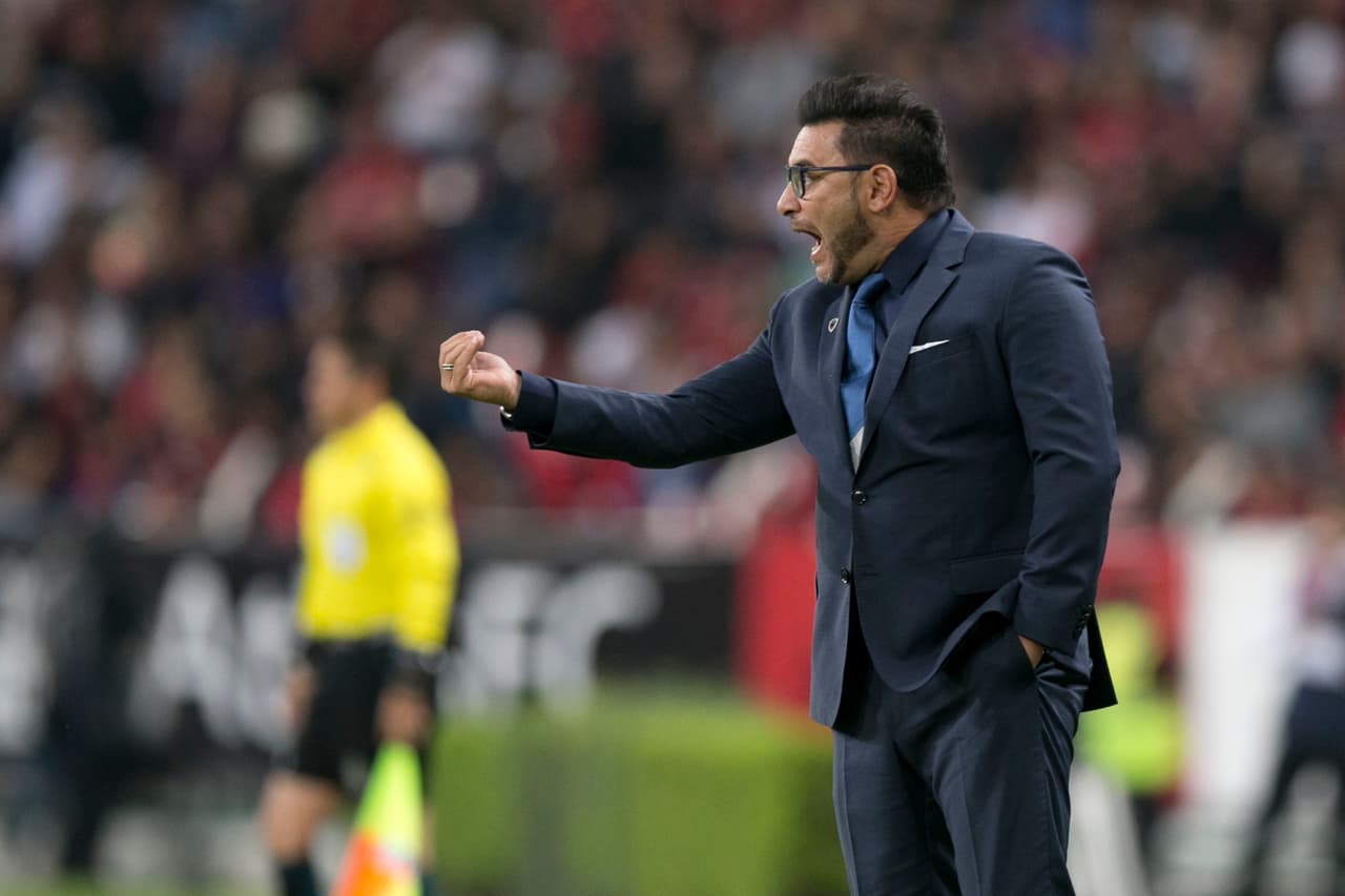 GUADALAJARA, MEXICO - NOVEMBER 23: Antonio Mohamed coach of Monterrey gestures during the quarter finals first leg match between Atlas and Monterrey as part of the Torneo Apertura 2017 Liga MX at Jalisco Stadium on November 23, 2017 in Guadalajara, Mexico. (Photo by Refugio Ruiz/Getty Images)