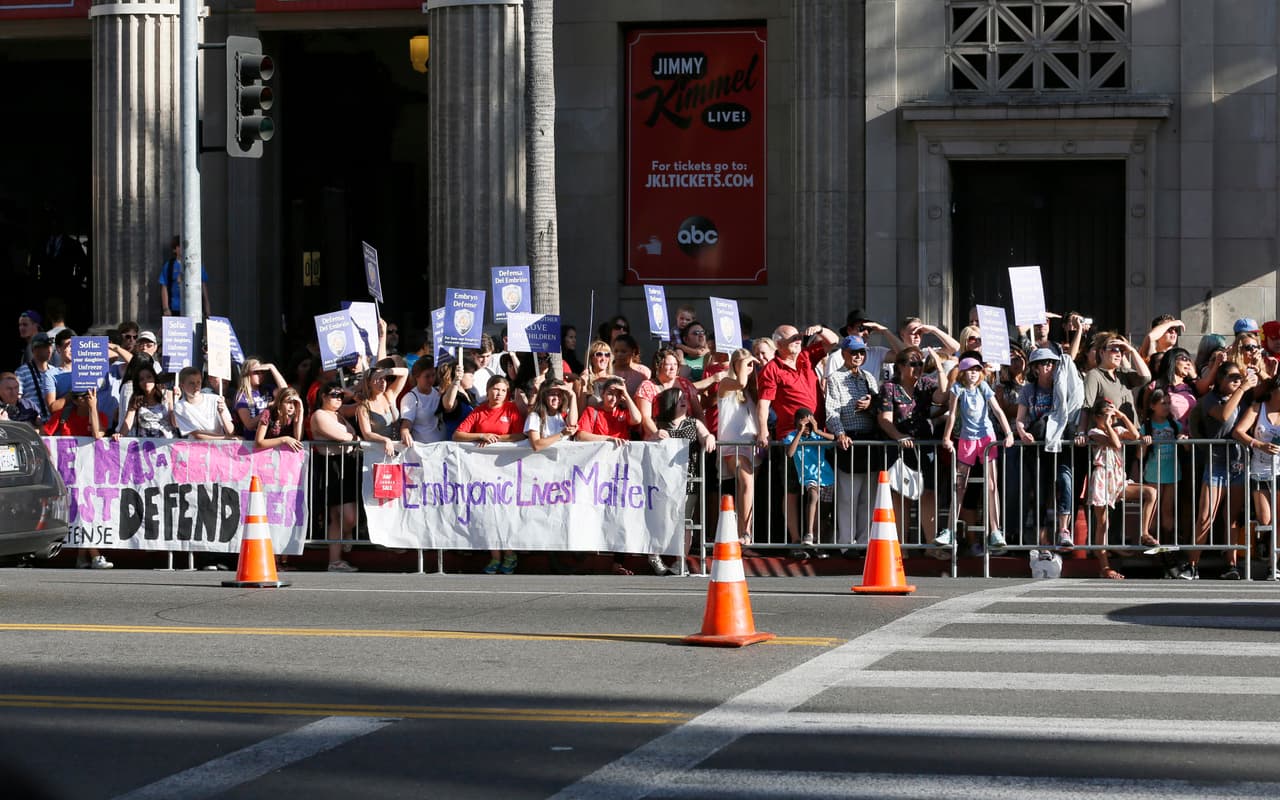 Muchos manifestantes acudieron con mantas al lugar.